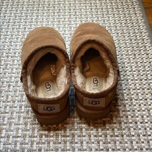 UGG  Tan Cozy Slippers like New!!